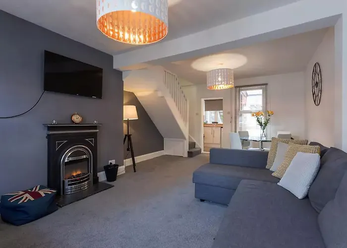Hastings House - Modern 2 Bedroom House In Central Luton & Near Airport