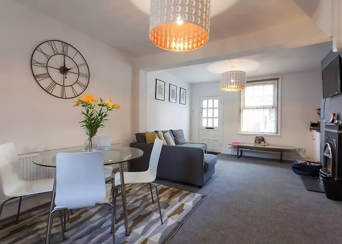 Hastings House - Modern 2 Bedroom House In Central Luton & Near Airport