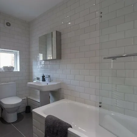 Hastings House - Modern 2 Bedroom House In Central Luton & Near Airport Exterior photo